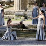 Milano Cortina 2026, accesa la fiamma olimpica con i primi tedofori Belmondo e Zoeggeler – Il video