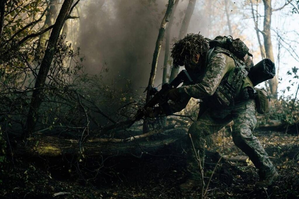 Moto, droni e gruppi segreti: l’assedio di Pokrovsk e la nuova tattica russa che cambia la guerra in Ucraina