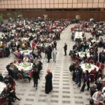 Papa a tavola coi poveri, appello ai governi: “Ascoltate il loro grido”