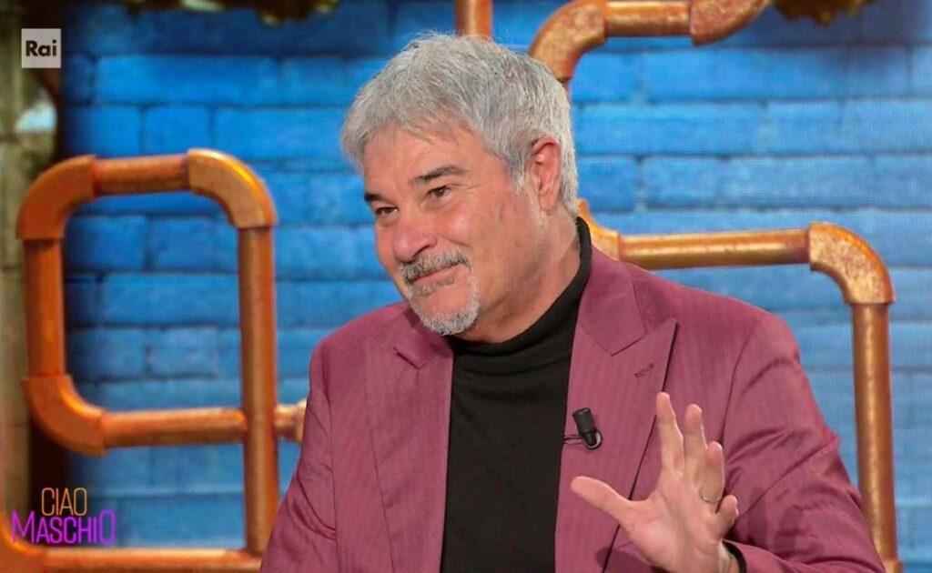 Pino Insegno si commuove a ‘Ciao Maschio’: “Mamma mi manca ogni giorno”