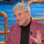 Pino Insegno si commuove a ‘Ciao Maschio’: “Mamma mi manca ogni giorno”