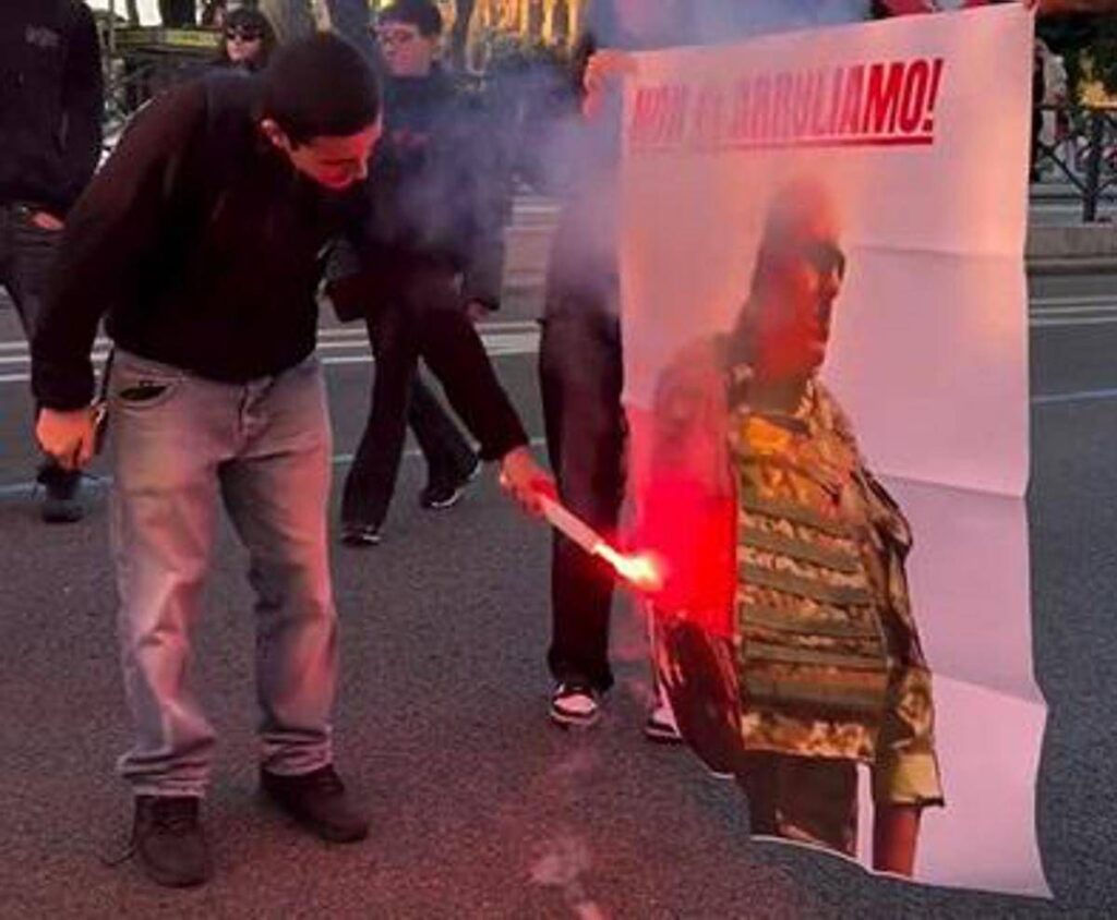 Roma, manifestanti ProPal bruciano immagine Crosetto: “Non ci arruoliamo”