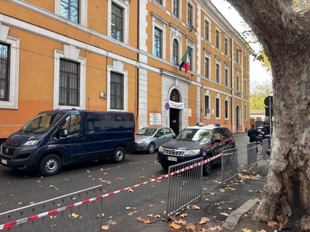 Roma, telefonata segnala bomba all’istituto De Amicis: studenti evacuati