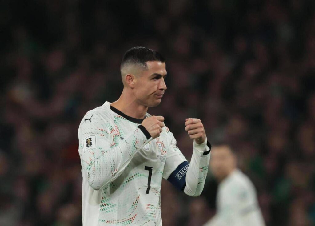 Ronaldo, gomitata ed espulsione con Portogallo. E tifosi irlandesi lo sfottono