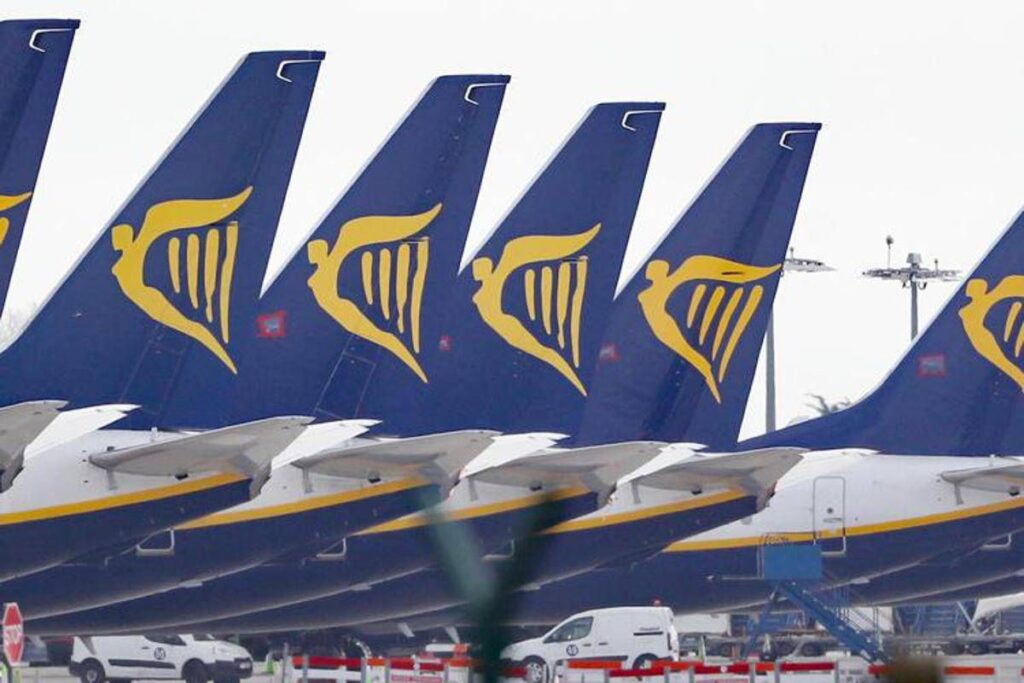 Ryanair, stop ai biglietti cartacei: da mercoledì carte d’imbarco solo digitali