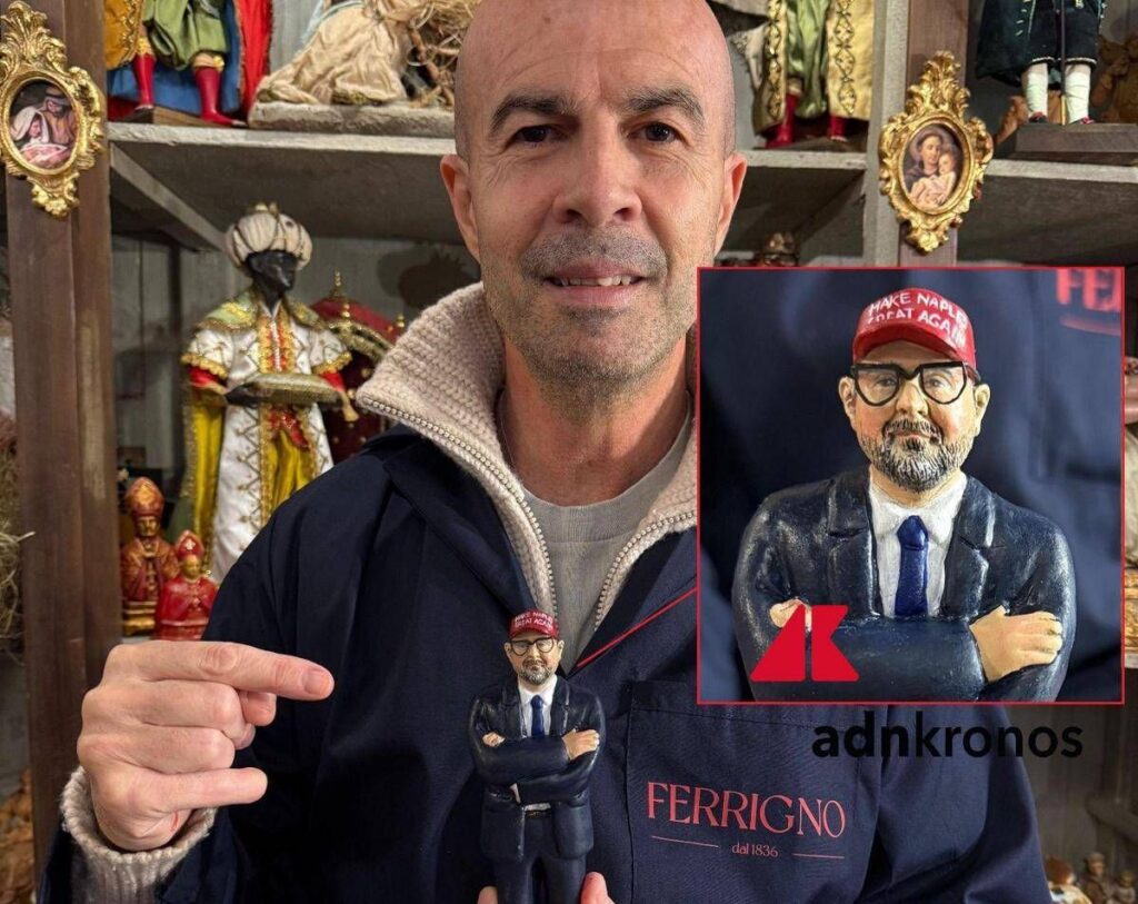 Sangiuliano, a San Gregorio Armeno compare la statuina con cappellino ‘Maga’ – Foto