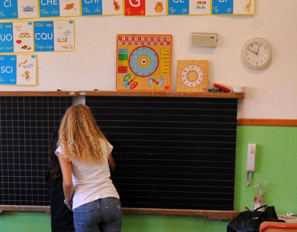 Scuola, docenti idonei al concorso 2020: “In coda per cattedra dopo bandi Pnrr”. Ministero: “Obiettivi piano inderogabili”