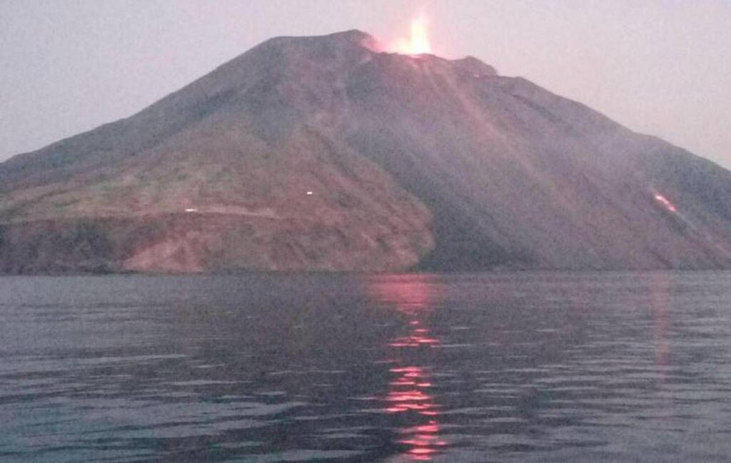 Stromboli, trabocco e flusso lavico sulla Sciara del Fuoco