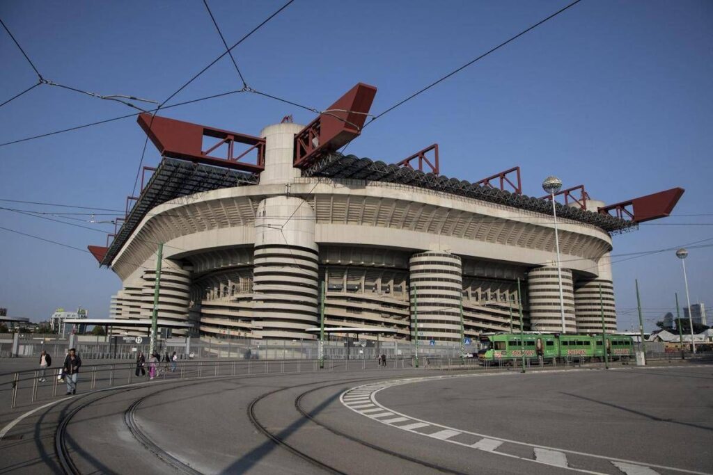 Tifosa norvegese denuncia molestie nei bagni di San Siro: indagato un addetto alle pulizie