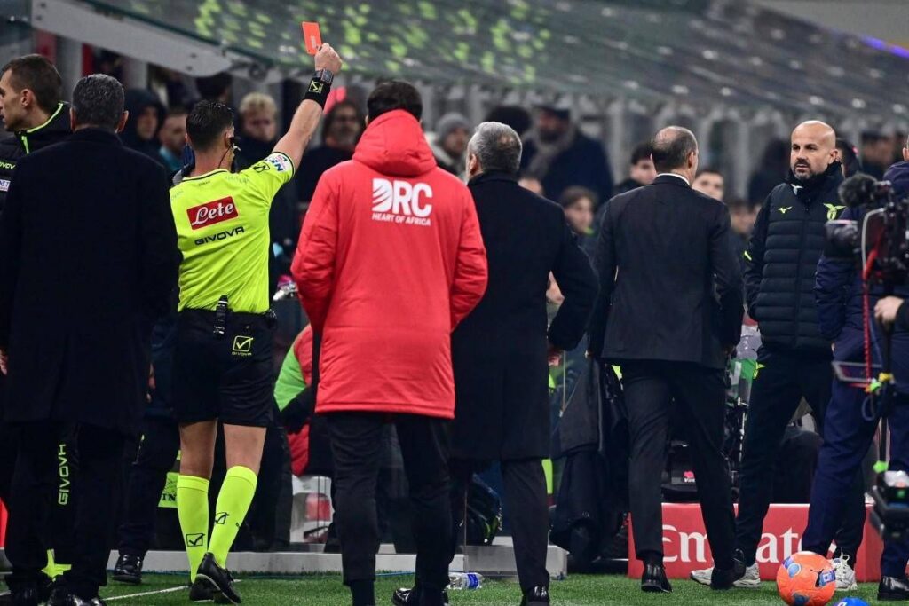 Tocco di mano in area rossonera, proteste e Allegri espulso: caos nel finale di Milan-Lazio