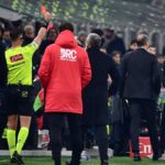 Tocco di mano in area rossonera, proteste e Allegri espulso: caos nel finale di Milan-Lazio