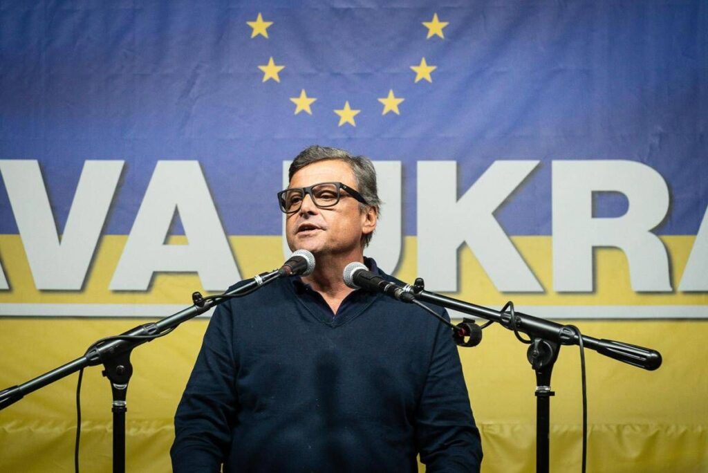 Ucraina, ambasciata russa a Roma critica Calenda per il tatuaggio. E lui replica: “Verrete sconfitti come l’Urss”