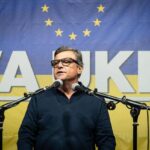 Ucraina, ambasciata russa a Roma critica Calenda per il tatuaggio. E lui replica: “Verrete sconfitti come l’Urss”