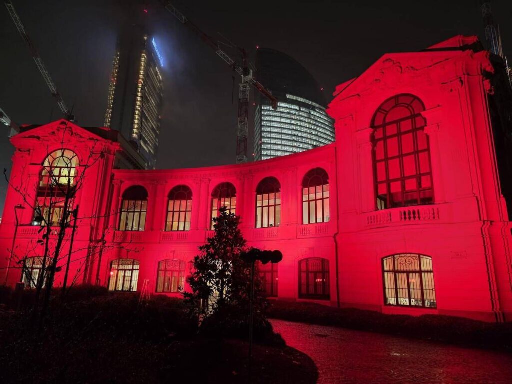 Violenza su donne, Fondazione Fiera Milano illumina di rosso sede Palazzina degli Orafi