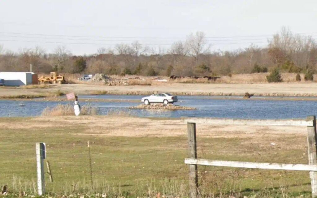 Volvo Island, l’isola bizzarra dove una Volvo S80 è parcheggiata da più di un decennio