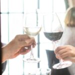 A cena con un’altra donna, moglie lo scopre da video spot ristorante e lo lascia