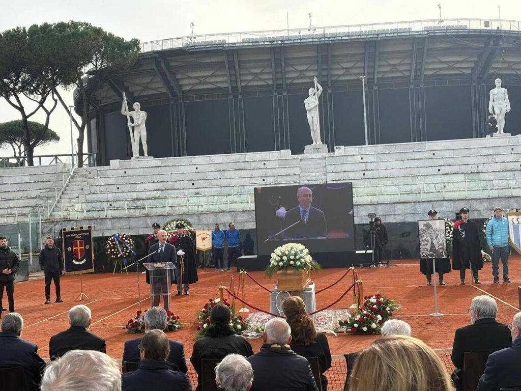 Addio a Nicola Pietrangeli, a Roma l’ultimo saluto alla leggenda del tennis sulle note di My Way