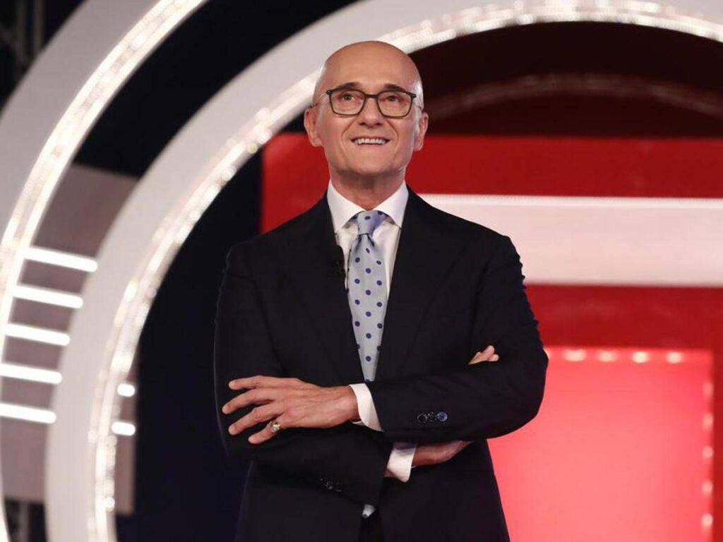 Alfonso Signorini si autosospende da Mediaset: “Campagna diffamatoria e calunniosa”