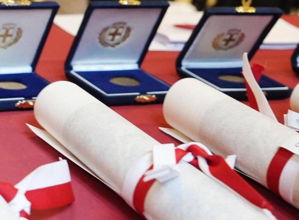 Ambrogini, cerimonia senza contestazioni: standing ovation per poliziotto ferito