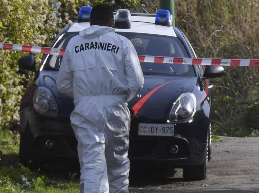 Ancona, donna picchiata a morte in casa: si cerca il marito