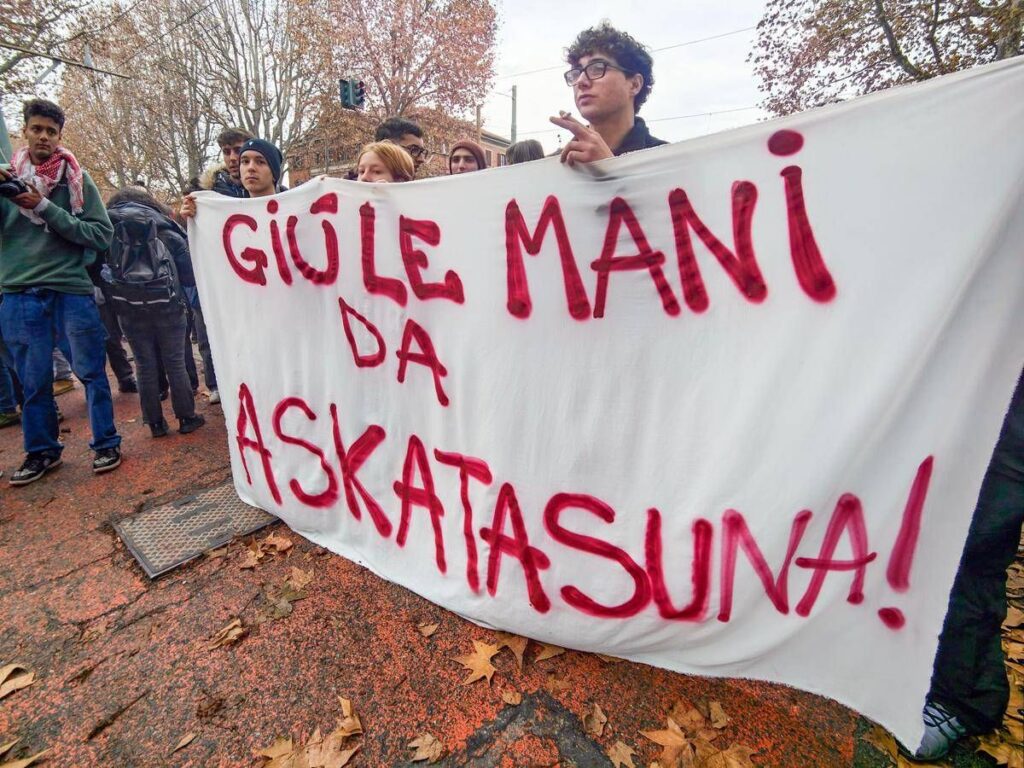 Askatasuna, a Torino corteo contro lo sgombero del centro sociale: “Oggi non è data di fine ma di inizio”