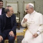 Benigni al Tg1, gaffe in diretta: “Ringrazio Papa Francesco…” – Il video