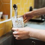 Bere 2 litri d’acqua al giorno per un cuore sano, cosa dice il medico