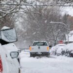 Camionista ignora segnali, segue Gps e rimane bloccato nella neve: niente cenone di Natale