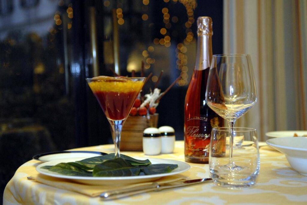 Cenone di Capodanno, da numero bicchieri a centimetri tra i piatti: 5 errori da evitare a tavola