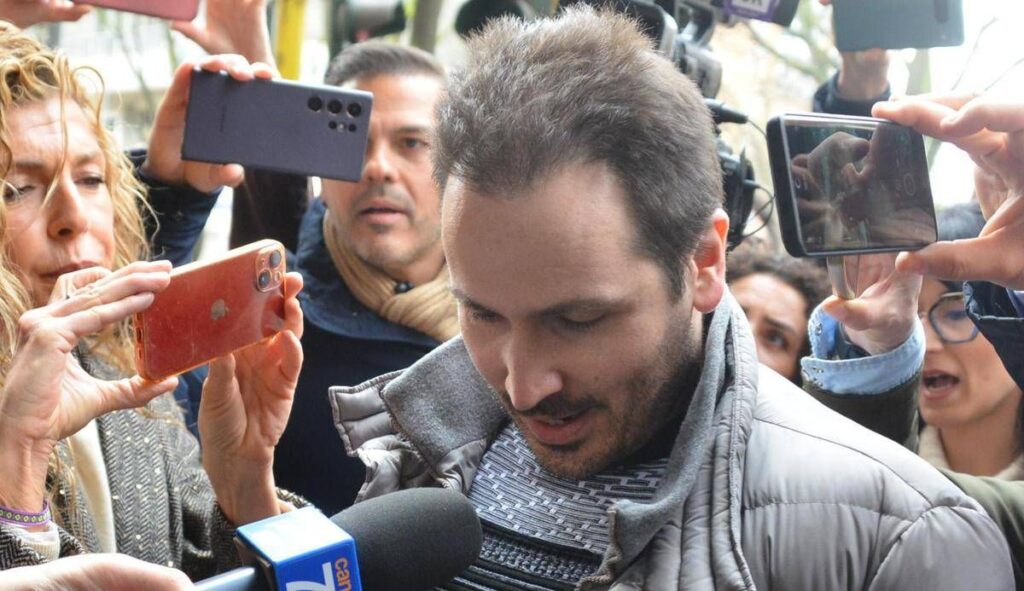 “Chiara Poggi ha respinto Sempio, lui l’ha uccisa sulle scale”, le accuse della procura