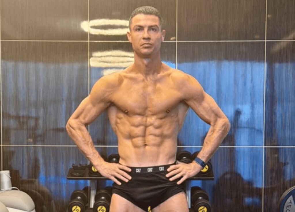 Cristiano Ronaldo senza età, la foto e il fisico d’acciaio