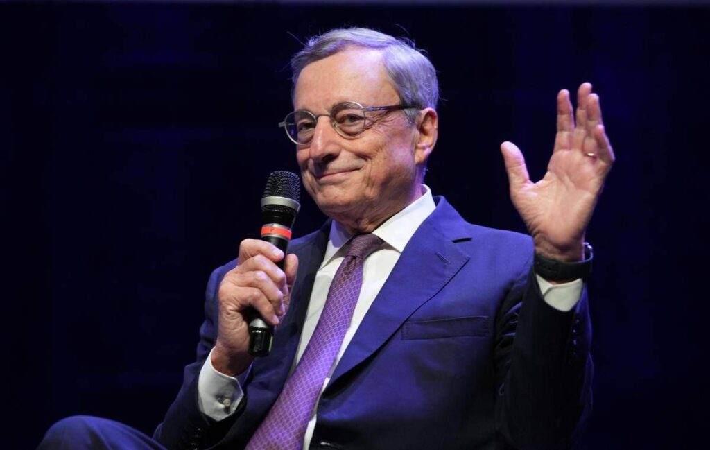 Draghi riceve il premio Carlo Magno: “Mai così tanti nemici per Europa”