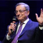 Draghi riceve il premio Carlo Magno: “Mai così tanti nemici per Europa”