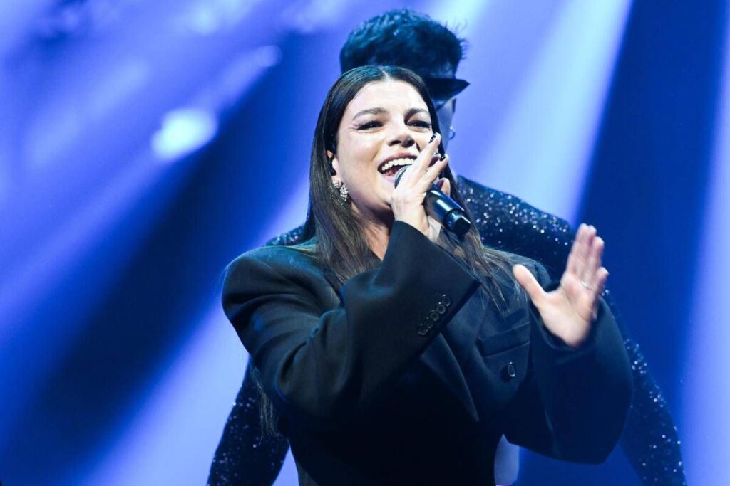 Emma torna numero uno in classifica con “L’amore non mi basta”. Merito del calcio (e dei social)