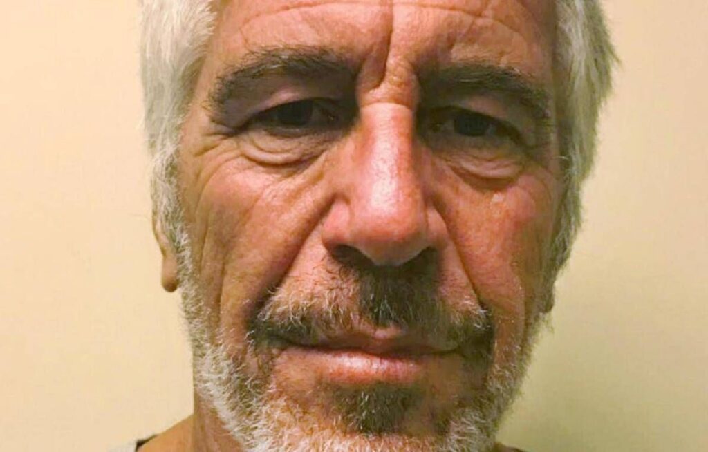 Epstein, pubblicati i file: c’è anche Clinton in piscina