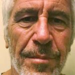 Epstein, pubblicati i file: c’è anche Clinton in piscina