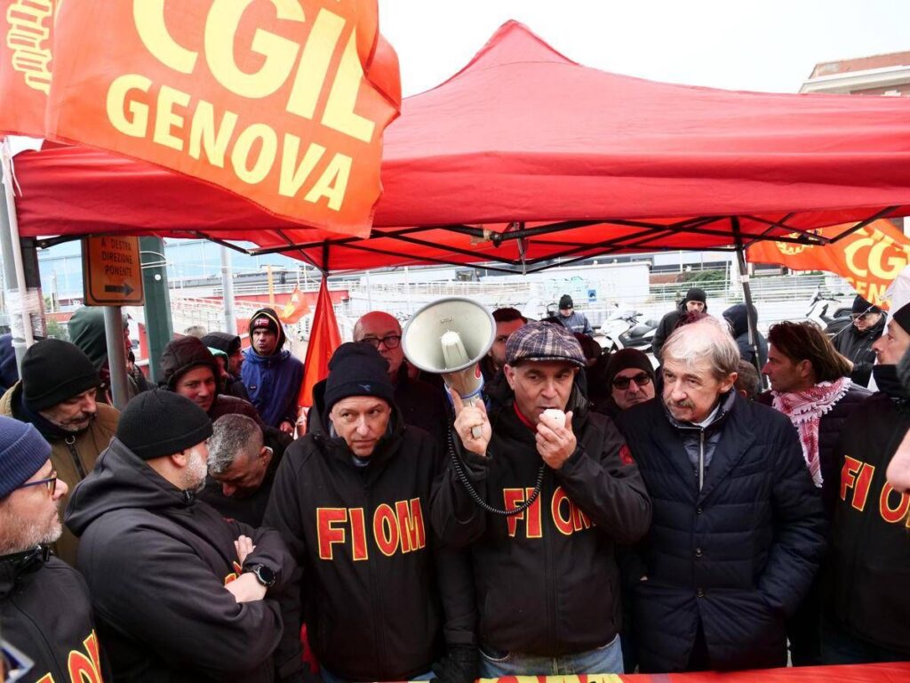Ex Ilva, sciopero a oltranza a Taranto e bloccata e autostrada a Genova