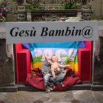 Gesù è una bambina nel presepe, Don Vitaliano: “Dio si incarna anche nelle donne”