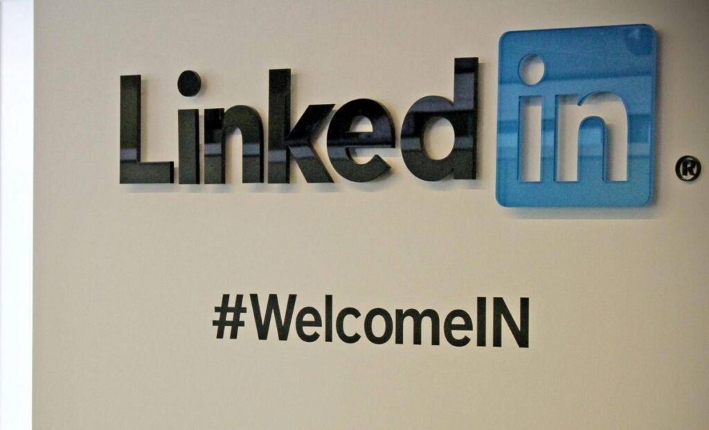 Linkedin, in automatico logo azienda su profilo? Il lavoratore rischia l’illecito
