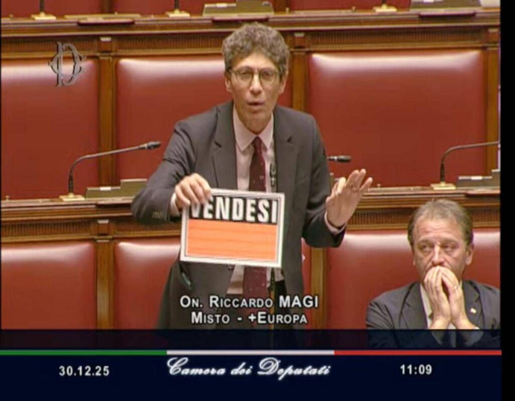 Manovra, Magi con cartello ‘vendesi’ in Aula: “Democrazia parlamentare sta marcendo”