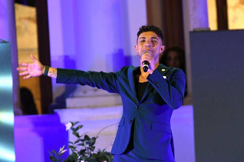 Marco Carta: “Mamma è morta, papà mai conosciuto”. La storia che commuove Balivo