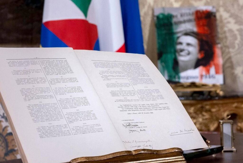 Mattarella, discorso di fine anno con i simboli che celebrano la nascita della Repubblica