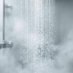 Meno docce dopo i 65 anni, la raccomandazione del dermatologo: “Ecco perché e cosa succede alla pelle”