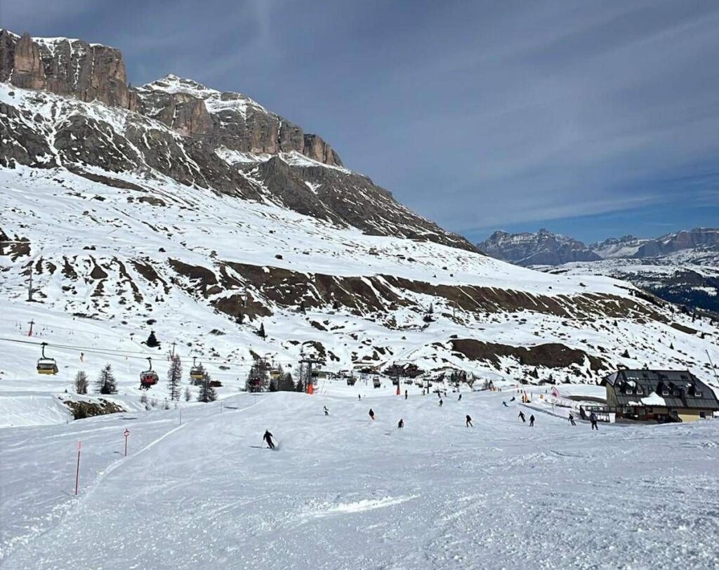 Montagna, aumenti del 4% per gli skipass: la mappa dei prezzi 2025-2026 sulle piste