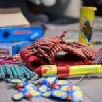 Napoli, perde tre dita per un petardo e quando esce dall’ospedale ne esplode un altro: ferito all’occhio