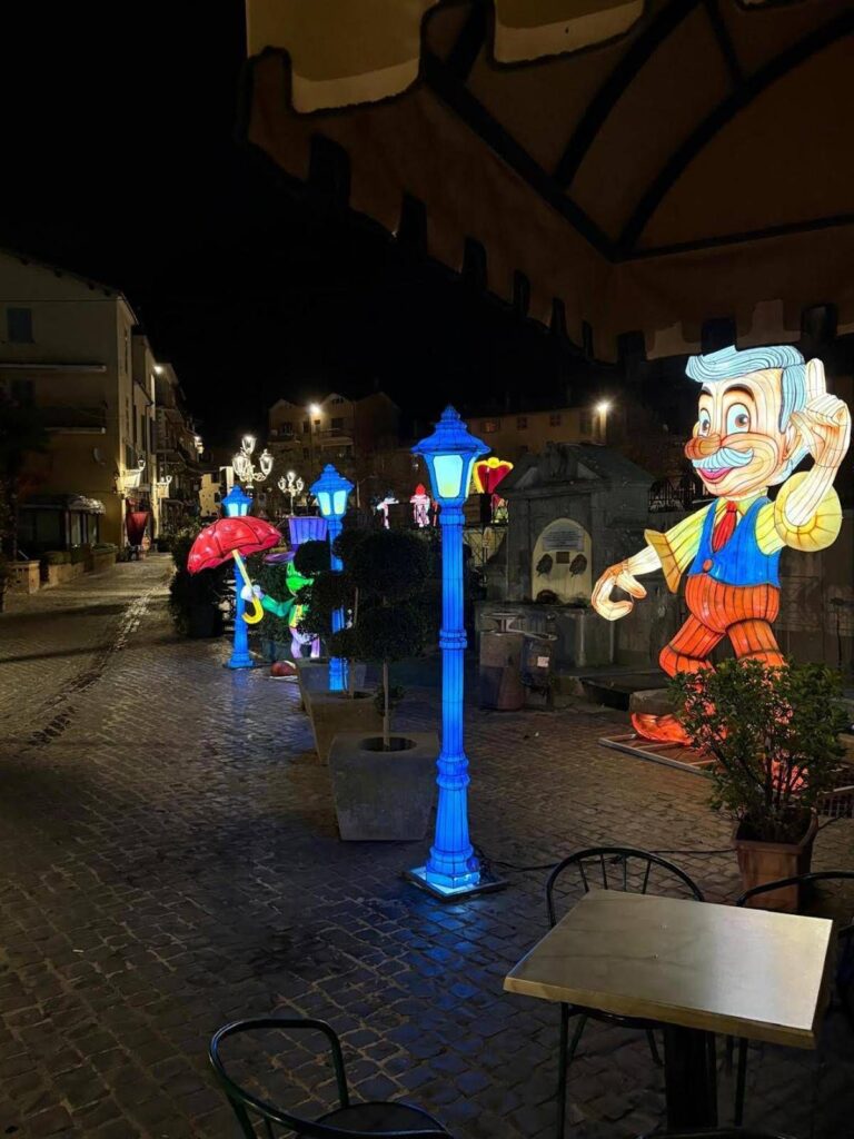 Nemi natale da favola: piu’ di 100 istallazioni luminose e la magia delle fiabe prende vita nel borgo