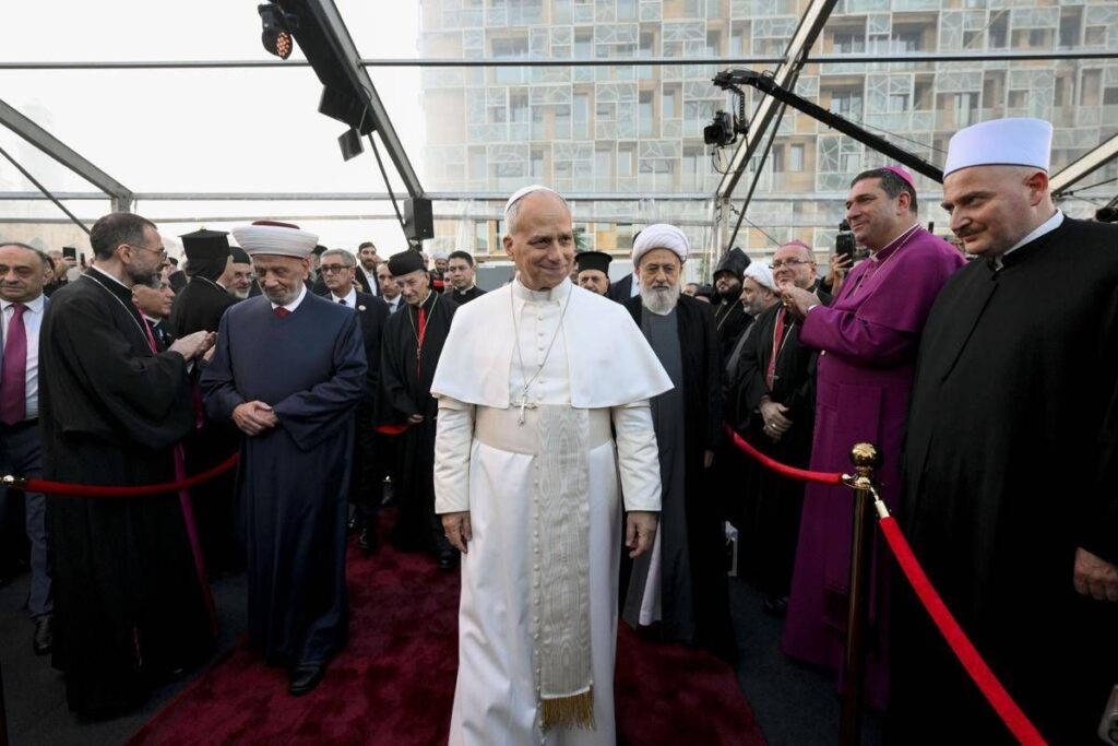 Papa, ultimo giorno in Libano: visita all’ospedale psichiatrico e poi al porto di Beirut