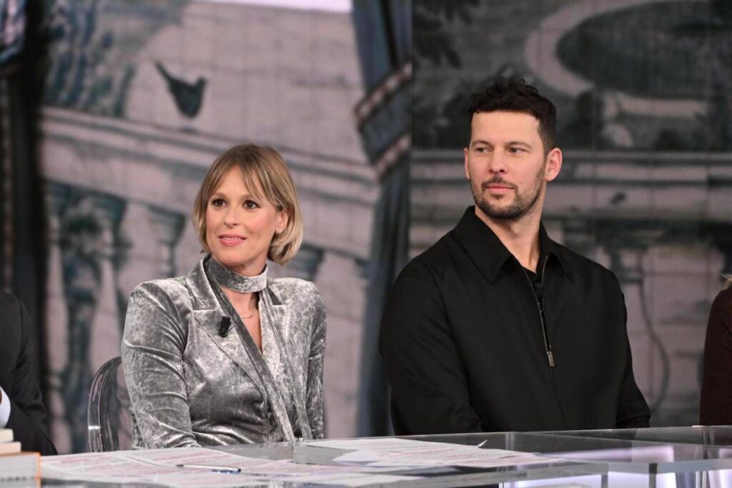 Pellegrini e Giunta, la cena romantica e il pancione: “Baricentro spostato in avanti”