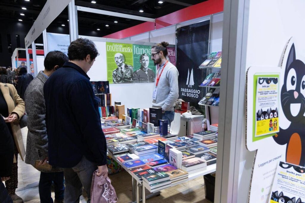 Più libri più liberi, tanti in fila davanti allo stand di ‘Passaggio al Bosco’. E anche Giannini dà forfait