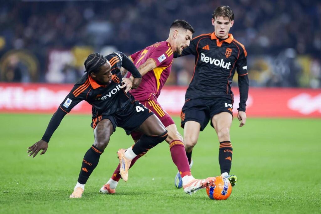 Roma-Como, lombardi in maglia… ‘giallorossa’. I tifosi: “Ma indossano la nostra divisa?”